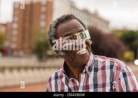 Nachdenklicher älterer Mann mit intelligenter Brille Stockfoto