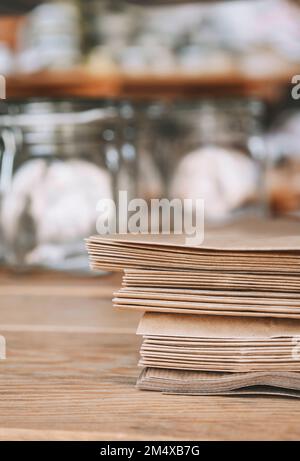 Braune Papiertüten auf dem Tisch im Geschäft gestapelt Stockfoto