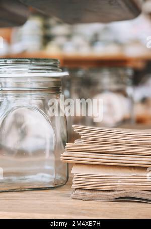 Braune Papiertüten und Becher auf dem Tisch im Geschäft Stockfoto