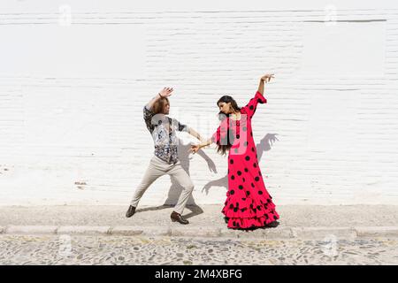 Tänzer spielen Flamenco vor der weißen Wand Stockfoto