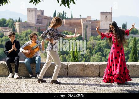 Flamenco-Tänzer und Gitarrist vor der Alhambra, Granada, Spanien Stockfoto