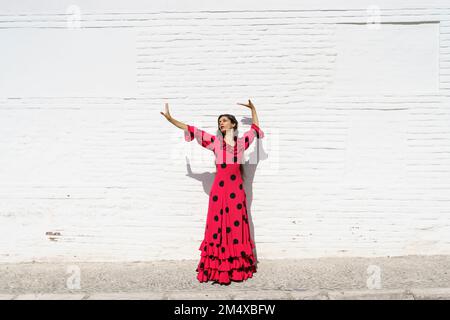 Flamenco-Tänzer vor der weißen Wand Stockfoto