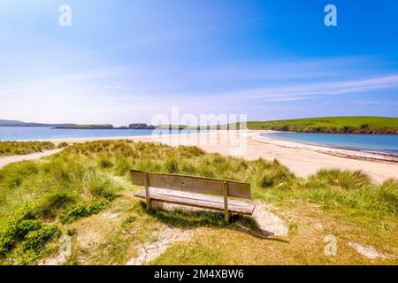 Großbritannien, Schottland, leere Bank mit Blick auf Saint Ninians Beach im Sommer Stockfoto