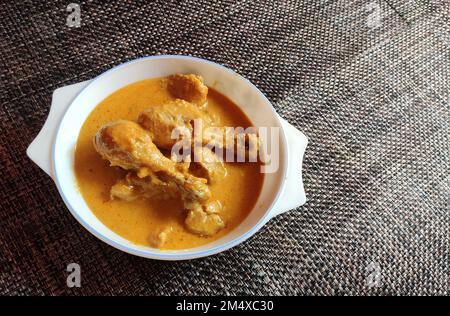 Korma ist ein Gericht mit Ursprung in Südasien, das aus Fleisch oder Gemüse besteht, das mit Joghurt und Gewürzen zu einer dicken Sauce oder Soße geschmort wurde. Stockfoto