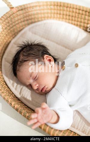 Neugeborenes Mädchen, das im Kinderbett schläft Stockfoto