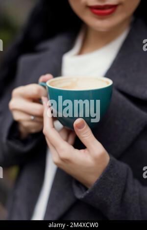 Hände der Frau, die Kaffeetasse Stockfoto