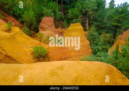 Frankreich, Provence-Alpes-Cote dAzur, Ochre-Felsen im Steinbruch Le Sentier des Ocres Stockfoto