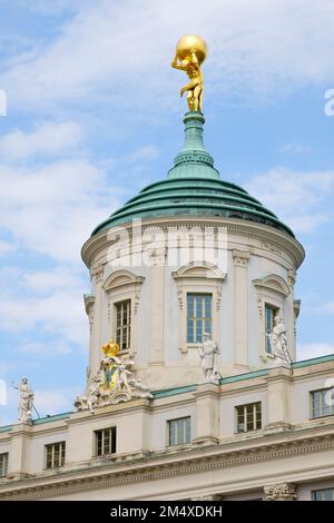 Deutschland, Brandenburg, Potsdam, Dom des historischen Rathauses mit Atlasstatue oben Stockfoto