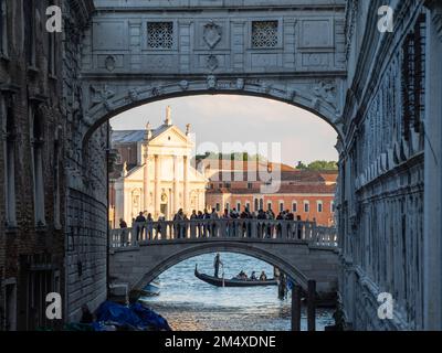 Die Kirche Il Redentore blickte durch die Seufzerbrücke mit der darunter liegenden Gondel, Venedig, Italien Stockfoto