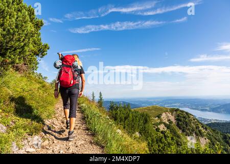 Deutschland, Bayern, Wanderer auf dem Weg zum Gipfel des Hirschbergs Stockfoto