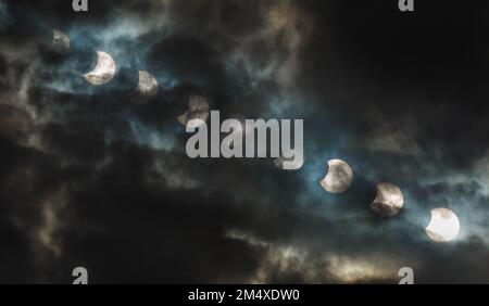 Sonnenfinsternis auf bewölktem Hintergrund. Sonnenfinsternis bei bewölktem Wetter. In Kryviy Rih, Ukraine. Stockfoto