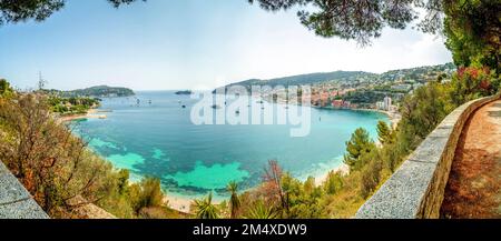 Frankreich, Saint-Jean-Cap-Ferrat, Panoramablick auf die Sommerbucht an der französischen Riviera Stockfoto