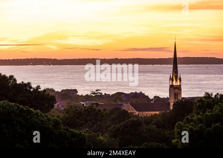 Frankreich, Nouvelle-Aquitaine, Arcachon, Blick auf die Küstenstadt bei Sonnenuntergang mit der Basilika Notre-Dame im Vordergrund Stockfoto