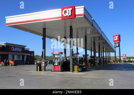 San Antonio, USA. 23. Dezember 2022. Außenansicht einer Quik Trip Tankstelle in San Antonio, Texas, USA, am 23. Dezember 2022. QT wird auch als Quick Trip bezeichnet. (Foto: Carlos Kosienski/Sipa USA) Guthaben: SIPA USA/Alamy Live News Stockfoto