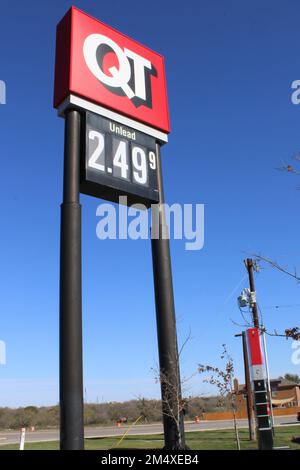 San Antonio, USA. 23. Dezember 2022. Bleifreies Benzin verkauft sich am 23. Dezember 2022 bei QT in San Antonio, Texas, USA, für $2,49 Dollar pro Gallone. QT wird auch als Quick Trip bezeichnet. (Foto: Carlos Kosienski/Sipa USA) Guthaben: SIPA USA/Alamy Live News Stockfoto