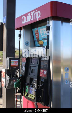 San Antonio, USA. 23. Dezember 2022. Nahaufnahme einer Zapfsäule bei QT in San Antonio, Texas, USA, am 23. Dezember 2022. QT wird auch als Quick Trip bezeichnet. (Foto: Carlos Kosienski/Sipa USA) Guthaben: SIPA USA/Alamy Live News Stockfoto