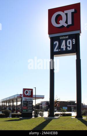 San Antonio, USA. 23. Dezember 2022. Bleifreies Benzin verkauft sich am 23. Dezember 2022 bei QT in San Antonio, Texas, USA, für $2,49 Dollar pro Gallone. QT wird auch als Quick Trip bezeichnet. (Foto: Carlos Kosienski/Sipa USA) Guthaben: SIPA USA/Alamy Live News Stockfoto