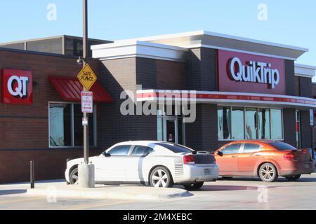 San Antonio, USA. 23. Dezember 2022. Die Autos stehen vor einer QT-Tankstelle. In San Antonio, Texas, USA, am 23. Dezember 2022. QT wird auch als Quick Trip bezeichnet. (Foto: Carlos Kosienski/Sipa USA) Guthaben: SIPA USA/Alamy Live News Stockfoto