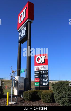 San Antonio, USA. 23. Dezember 2022. Bleifreies Benzin verkauft sich am 23. Dezember 2022 bei QT in San Antonio, Texas, USA, für $2,49 Dollar pro Gallone. QT wird auch als Quick Trip bezeichnet. (Foto: Carlos Kosienski/Sipa USA) Guthaben: SIPA USA/Alamy Live News Stockfoto