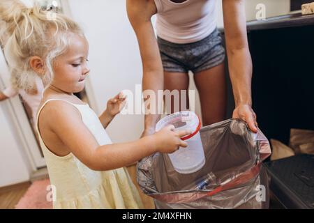 Mutter und Tochter sammeln Plastikmüll in der Küche Stockfoto