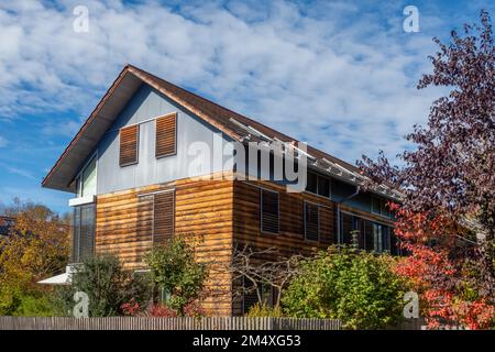 Deutschland, Bayern, München, Außenansicht eines modernen Passivhauses mit Holzwänden Stockfoto