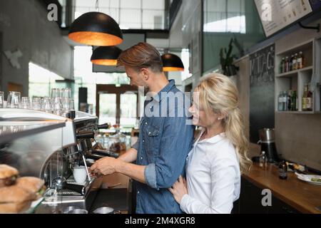 Die Besitzer des Cafés nutzen die Espressomaschine im Café Stockfoto