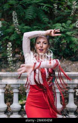 Leidenschaftliche Frau, die vor dem Geländer Flamenco tanzt Stockfoto