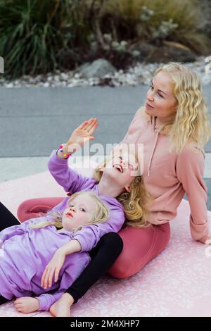 Mutter und Töchter verbringen Zeit zusammen auf dem Dach Stockfoto