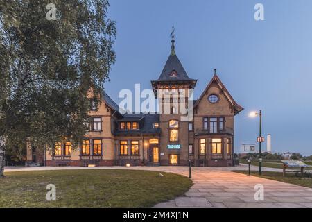 Deutschland, Hamburg, Fassade der historischen Villa auf der Insel Kaltehofe in der Dämmerung Stockfoto