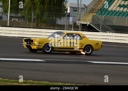 Flaming Exhuasts, Andy Priaulx, Alex Taylor, Ford Mustang, Adrian Flux Trophy für Transatlantic Pre ’66 Touring Cars, vorwiegend V8 Americana vs. Th Stockfoto