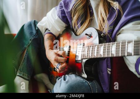 Die Hand des Gitarrist spielt Gitarre im Studio Stockfoto