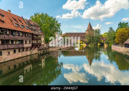 Deutschland, Bayern, Nürnberg, Pegnitz mit Schlayerturm im Hintergrund Stockfoto