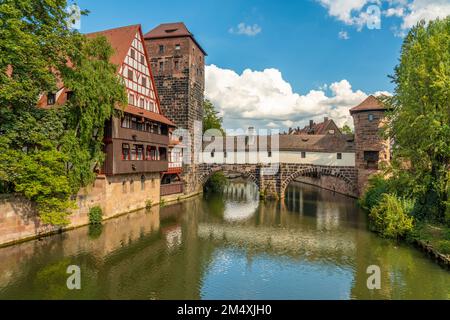 Deutschland, Bayern, Nürnberg, Blick auf den Fluss Pegnitz, der durch die Altstadt fließt, mit Henkerhaus-Museum im Hintergrund Stockfoto