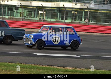 Auf drei Rädern in Brooklands, Michael Cullen, Austin Mini Cooper S, Adrian Flux Trophy für Transatlantic Pre ’66 Touring Cars, vorwiegend V8 A. Stockfoto