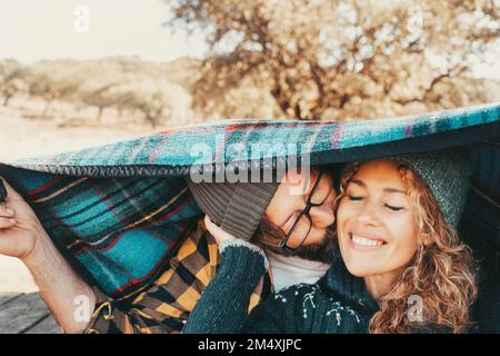 Romantisches, reifes Paar, das seine Freizeit unter der Decke verbringt Stockfoto