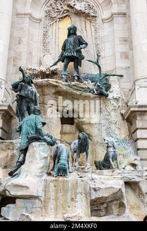 Eine vertikale Aufnahme des Matthias-Brunnens im ersten Innenhof des Burgpalastes in Budapest, Ungarn Stockfoto