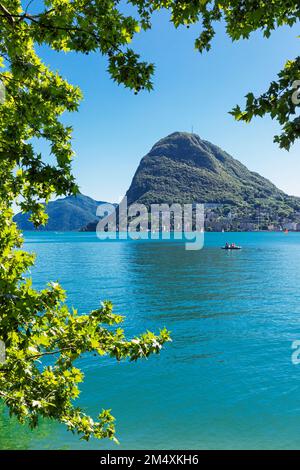 Schweiz, Tessin Kanton, Lugano, Blick auf den Luganer See mit Monte San Salvatore im Hintergrund Stockfoto