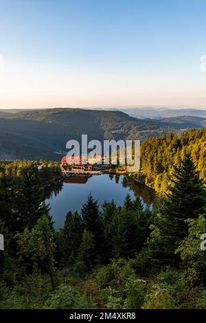 Deutschland, Baden-Württemberg, Blick auf ein abgeschiedenes Hotel am Ufer des Mummelsee Stockfoto