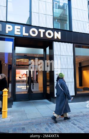 Peloton Shopfront Shop und Shoppers Shopping in Covent Garden West London England UK 2022 KATHY DEWITT Stockfoto