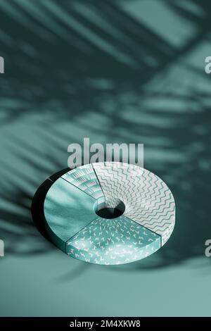3D-Kreisdiagramm auf türkisfarbenem Tisch mit Schatten Stockfoto