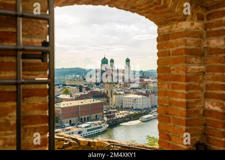 Deutschland, Bayern, Passau, Blick vom Backsteinfenster auf das Veste Oberhaus Fort Stockfoto