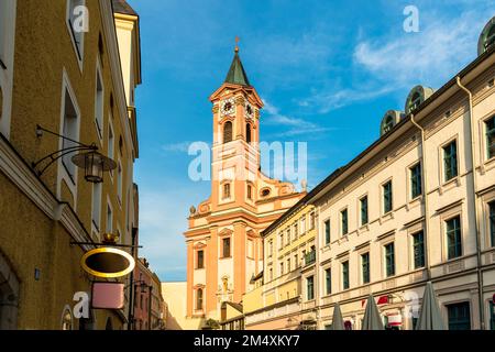 Deutschland, Bayern, Passau, Glockenturm der Kirche St. Paul und umliegende Gebäude Stockfoto