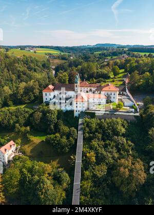 Deutschland, Bayern, Passau, Paulinerkloster und Wallfahrtskirche Mariahilf aus der Vogelperspektive im Sommer Stockfoto