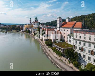 Deutschland, Bayern, Passau, Innkai-Promenade aus der Vogelperspektive im Sommer mit St. Stephansdom und St. Michaels-Kirche im Hintergrund Stockfoto