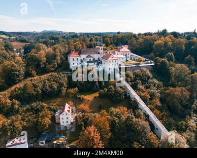 Deutschland, Bayern, Passau, Paulinerkloster und Wallfahrtskirche Mariahilf aus der Vogelperspektive im Sommer Stockfoto