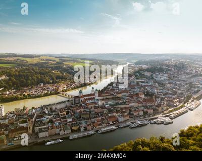 Deutschland, Bayern, Passau, Blick aus der Vogelperspektive auf die Altstadt, umgeben von Donau und Inn Flüssen Stockfoto