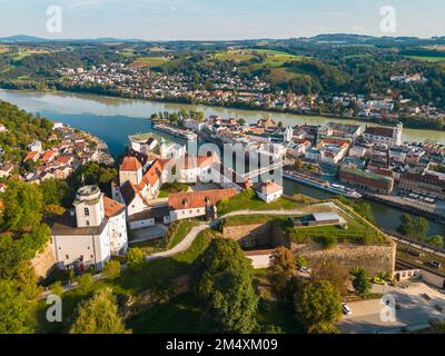 Deutschland, Bayern, Passau, Veste Oberhaus Fort aus der Vogelperspektive mit Zusammenfluss von Donau und Ilz im Hintergrund Stockfoto