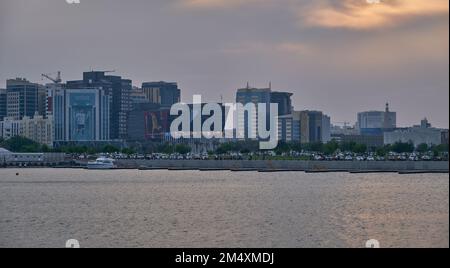 Die Skyline von Doha vom Box Park, der sich am alten Hafen von Doha befindet, ist ein Freizeitziel in Katar. Hergestellt aus bunten recycelten Behältern mit malerischem Panoramablick Stockfoto