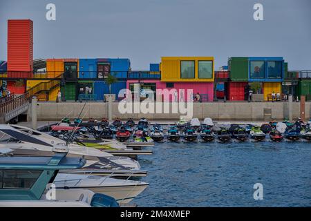 Box Park, am alten Hafen von Doha gelegen, ist ein Freizeitziel in Katar. Hergestellt aus bunten recycelten Behältern mit malerischem Panoramablick Stockfoto