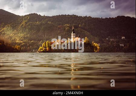 Slowenien, Bled, Blick auf die Insel Bled in der Herbstdämmerung Stockfoto